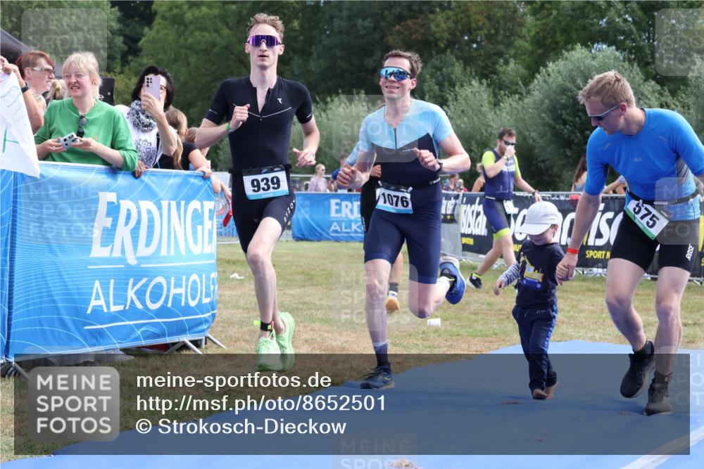 31.08.2025 - Elbe Triathlon Hamburg Strokosch-Dieckow http://msf.ph/oto/8652501 31.08.2025 11:12:39 Ziel 575, 691, 939, 1076 meine-sportfotos.de
