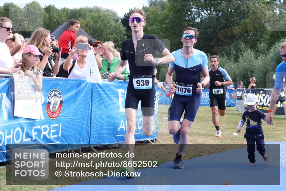 31.08.2025 - Elbe Triathlon Hamburg Strokosch-Dieckow http://msf.ph/oto/8652502 31.08.2025 11:12:39 Ziel 575, 691, 939, 1076 meine-sportfotos.de