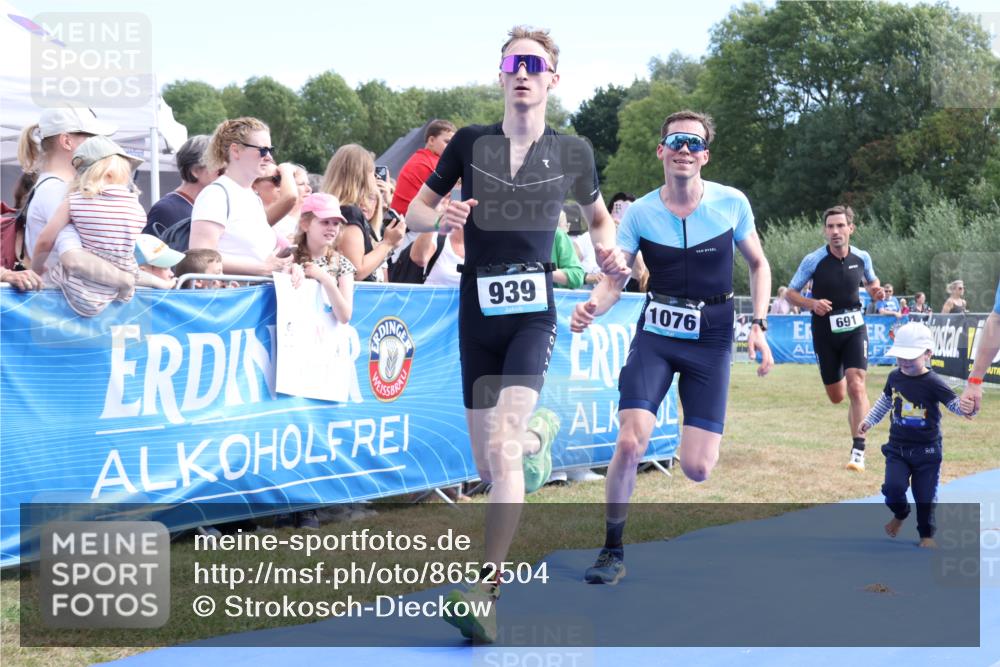 31.08.2025 - Elbe Triathlon Hamburg Strokosch-Dieckow http://msf.ph/oto/8652504 31.08.2025 11:12:40 Ziel 575, 691, 939, 1076 meine-sportfotos.de