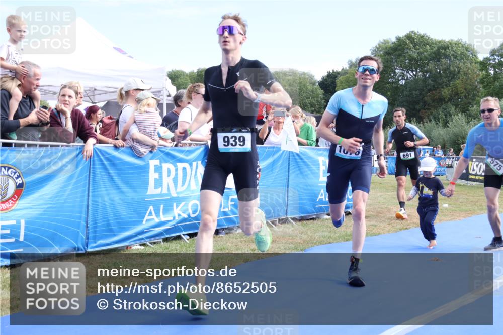 31.08.2025 - Elbe Triathlon Hamburg Strokosch-Dieckow http://msf.ph/oto/8652505 31.08.2025 11:12:40 Ziel 575, 691, 939, 1076 meine-sportfotos.de