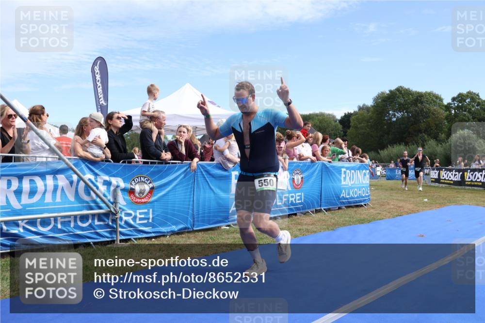 31.08.2025 - Elbe Triathlon Hamburg Strokosch-Dieckow http://msf.ph/oto/8652531 31.08.2025 11:12:53 Ziel 550, 1024, 1034, 1056 meine-sportfotos.de