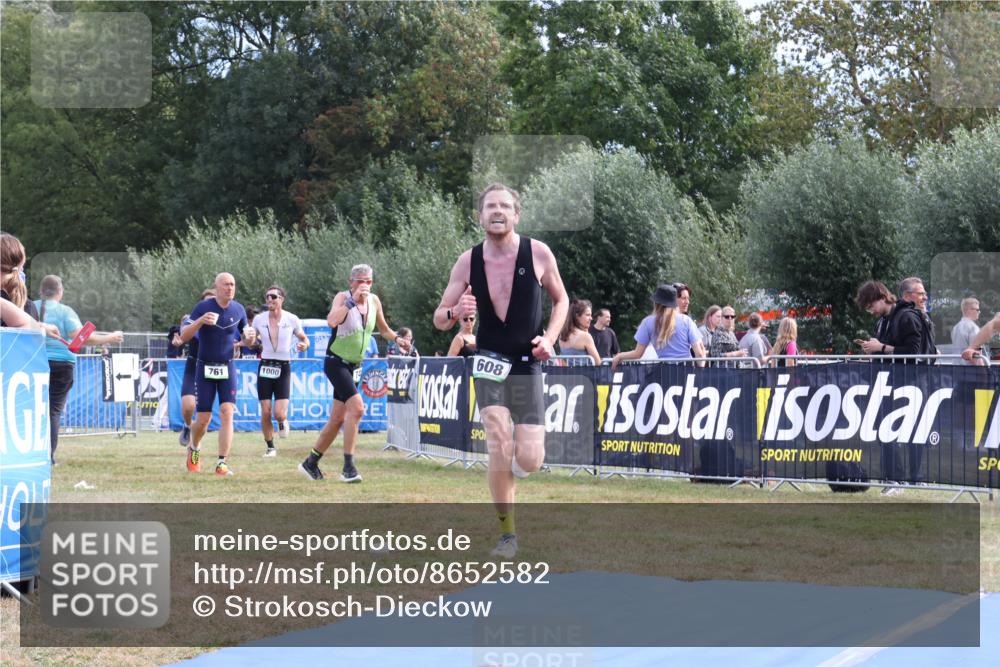 31.08.2025 - Elbe Triathlon Hamburg Strokosch-Dieckow http://msf.ph/oto/8652582 31.08.2025 11:13:26 Ziel 608, 1000, 1001 meine-sportfotos.de