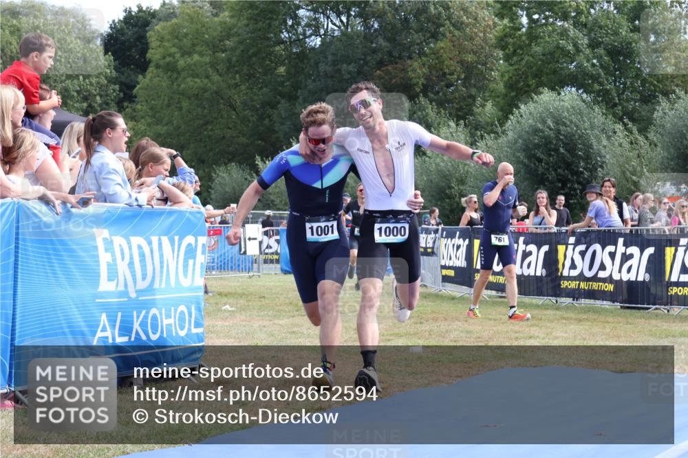 31.08.2025 - Elbe Triathlon Hamburg Strokosch-Dieckow http://msf.ph/oto/8652594 31.08.2025 11:13:30 Ziel 608, 998, 1000, 1001 meine-sportfotos.de