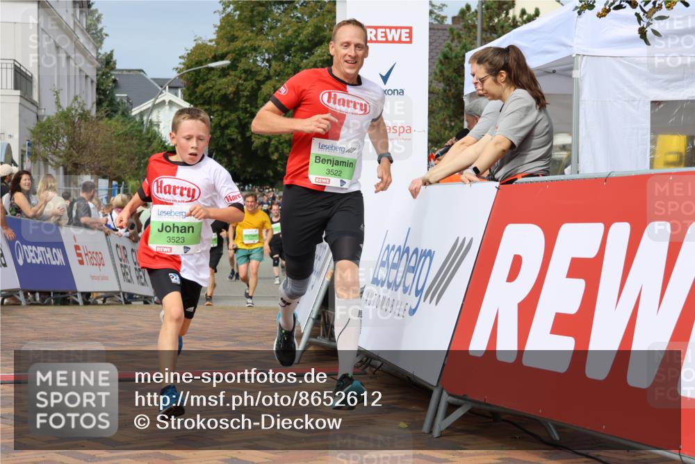 31.08.2025 - 21. Blankeneser Heldenlauf Strokosch-Dieckow http://msf.ph/oto/8652612 31.08.2025 11:09:32 Ziel 3057, 3208, 3523, 3522 meine-sportfotos.de