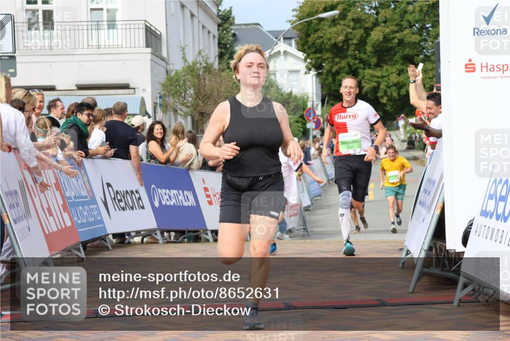31.08.2025 - 21. Blankeneser Heldenlauf Strokosch-Dieckow http://msf.ph/oto/8652631 31.08.2025 11:09:31 Ziel 3208, 3523, 3522 meine-sportfotos.de