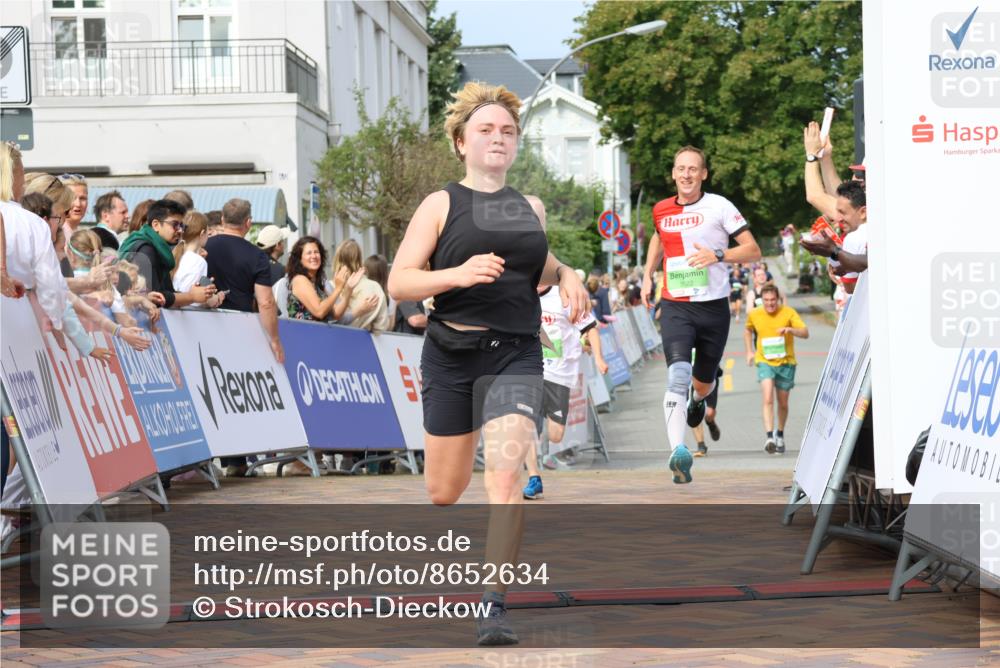 31.08.2025 - 21. Blankeneser Heldenlauf Strokosch-Dieckow http://msf.ph/oto/8652634 31.08.2025 11:09:31 Ziel 3208, 3523, 3522 meine-sportfotos.de