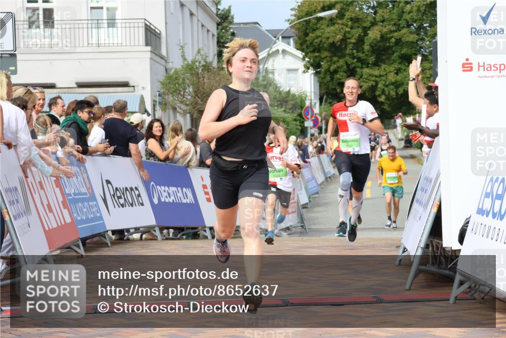31.08.2025 - 21. Blankeneser Heldenlauf Strokosch-Dieckow http://msf.ph/oto/8652637 31.08.2025 11:09:31 Ziel 3208, 3523, 3522 meine-sportfotos.de