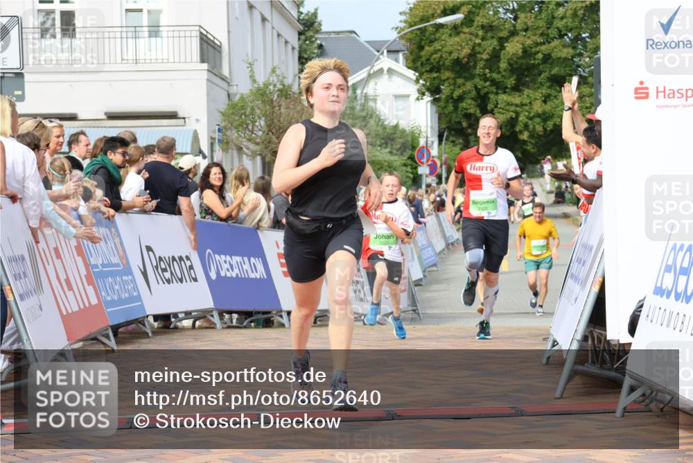 31.08.2025 - 21. Blankeneser Heldenlauf Strokosch-Dieckow http://msf.ph/oto/8652640 31.08.2025 11:09:31 Ziel 3208, 3523, 3522 meine-sportfotos.de