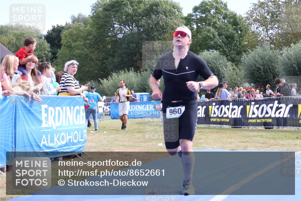 31.08.2025 - Elbe Triathlon Hamburg Strokosch-Dieckow http://msf.ph/oto/8652661 31.08.2025 11:14:08 Ziel 472, 960, 1049 meine-sportfotos.de