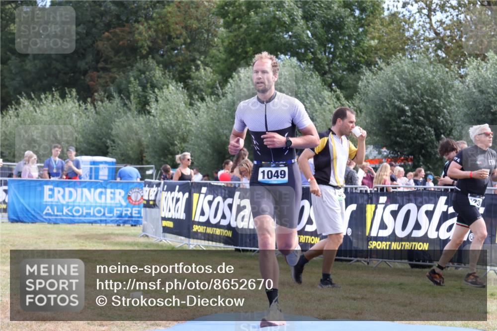 31.08.2025 - Elbe Triathlon Hamburg Strokosch-Dieckow http://msf.ph/oto/8652670 31.08.2025 11:14:16 Ziel 1012, 1049 meine-sportfotos.de