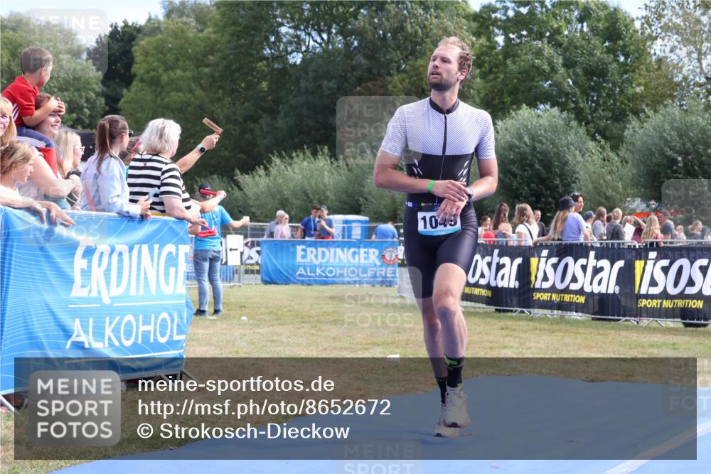 31.08.2025 - Elbe Triathlon Hamburg Strokosch-Dieckow http://msf.ph/oto/8652672 31.08.2025 11:14:17 Ziel 1012, 1049 meine-sportfotos.de