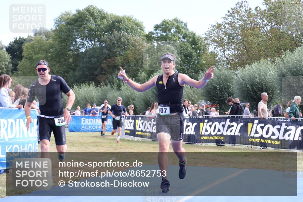 31.08.2025 - Elbe Triathlon Hamburg Strokosch-Dieckow http://msf.ph/oto/8652753 31.08.2025 11:15:12 Ziel 494, 607, 1100 meine-sportfotos.de