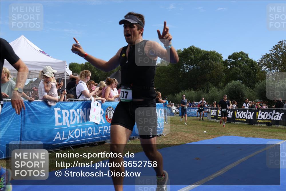 31.08.2025 - Elbe Triathlon Hamburg Strokosch-Dieckow http://msf.ph/oto/8652758 31.08.2025 11:15:14 Ziel 494, 607, 1100 meine-sportfotos.de