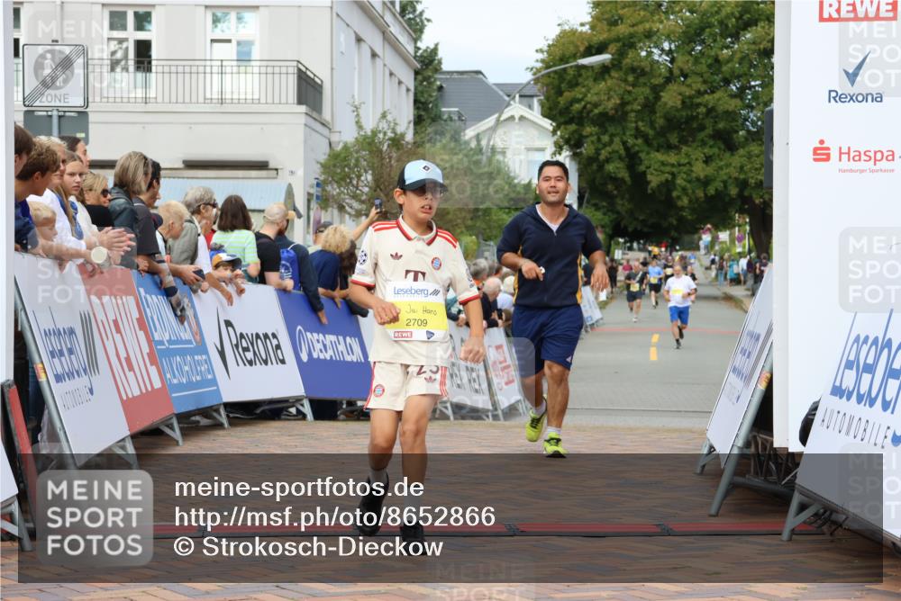 31.08.2025 - 21. Blankeneser Heldenlauf Strokosch-Dieckow http://msf.ph/oto/8652866 31.08.2025 10:27:30 Ziel 2715, 2463, 2725, 2533, 2709 meine-sportfotos.de