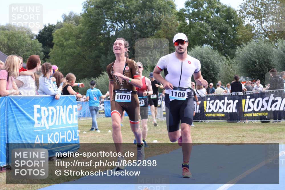 31.08.2025 - Elbe Triathlon Hamburg Strokosch-Dieckow http://msf.ph/oto/8652898 31.08.2025 11:17:38 Ziel 421, 652, 725, 978, 979, 987, 1042, 1070, 1109, 1160 meine-sportfotos.de
