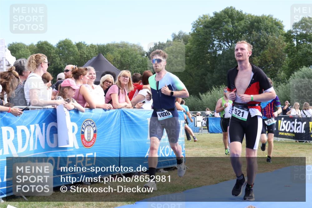 31.08.2025 - Elbe Triathlon Hamburg Strokosch-Dieckow http://msf.ph/oto/8652981 31.08.2025 11:18:25 Ziel 521, 678, 950, 1028, 1030, 1031, 1035 meine-sportfotos.de