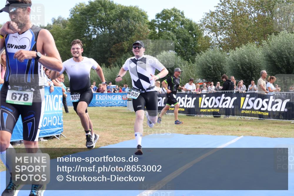 31.08.2025 - Elbe Triathlon Hamburg Strokosch-Dieckow http://msf.ph/oto/8653002 31.08.2025 11:18:31 Ziel 521, 678, 950, 1030, 1031, 1035 meine-sportfotos.de