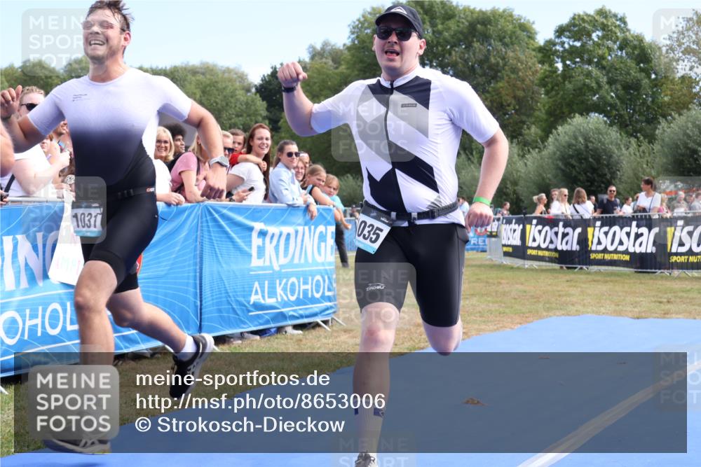31.08.2025 - Elbe Triathlon Hamburg Strokosch-Dieckow http://msf.ph/oto/8653006 31.08.2025 11:18:31 Ziel 521, 678, 950, 1030, 1031, 1035 meine-sportfotos.de