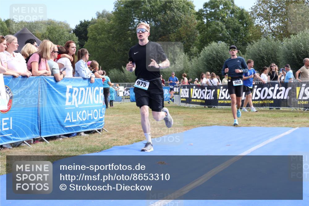 31.08.2025 - Elbe Triathlon Hamburg Strokosch-Dieckow http://msf.ph/oto/8653310 31.08.2025 11:21:35 Ziel 962, 975, 1060 meine-sportfotos.de