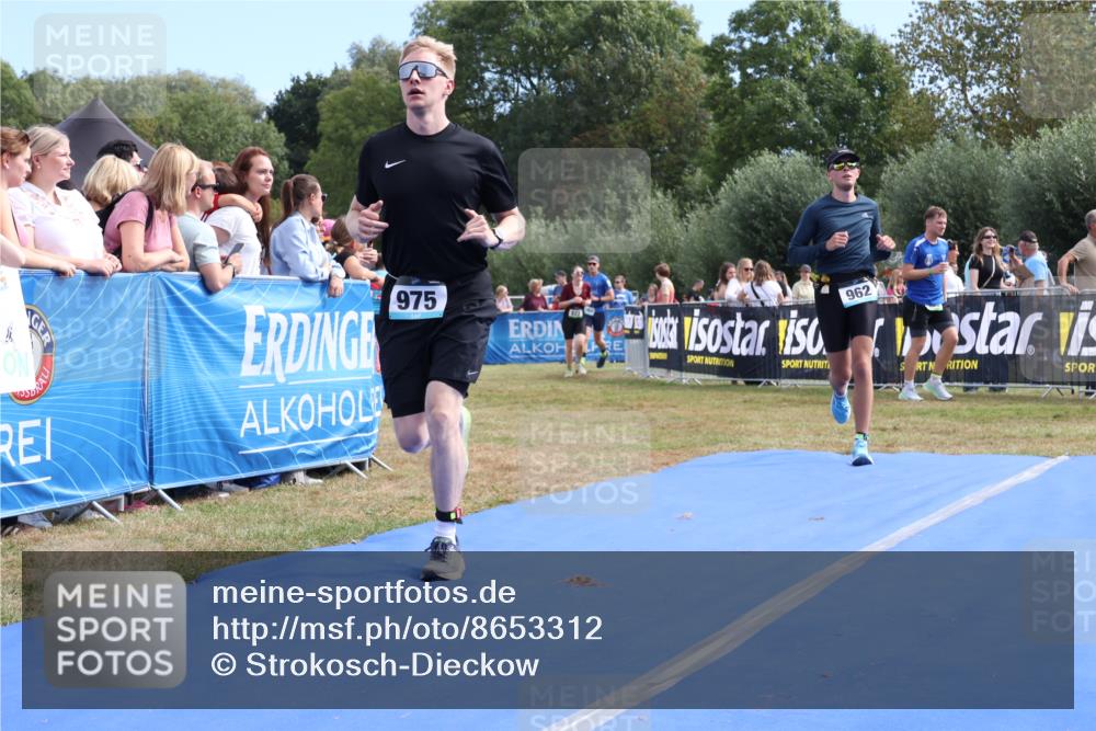 31.08.2025 - Elbe Triathlon Hamburg Strokosch-Dieckow http://msf.ph/oto/8653312 31.08.2025 11:21:36 Ziel 962, 975, 1060 meine-sportfotos.de