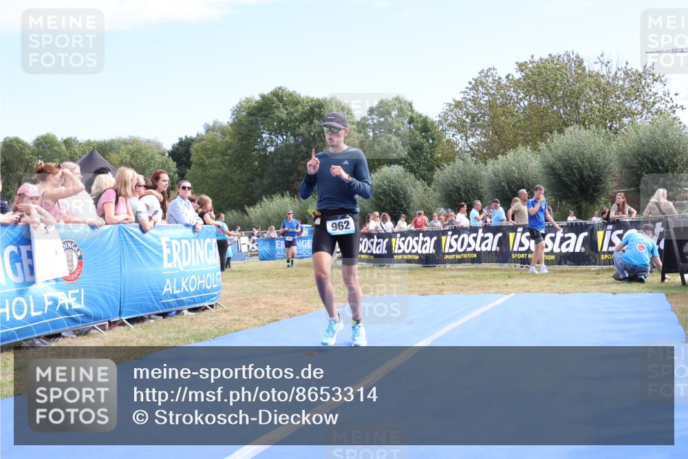 31.08.2025 - Elbe Triathlon Hamburg Strokosch-Dieckow http://msf.ph/oto/8653314 31.08.2025 11:21:37 Ziel 962, 975, 1060 meine-sportfotos.de