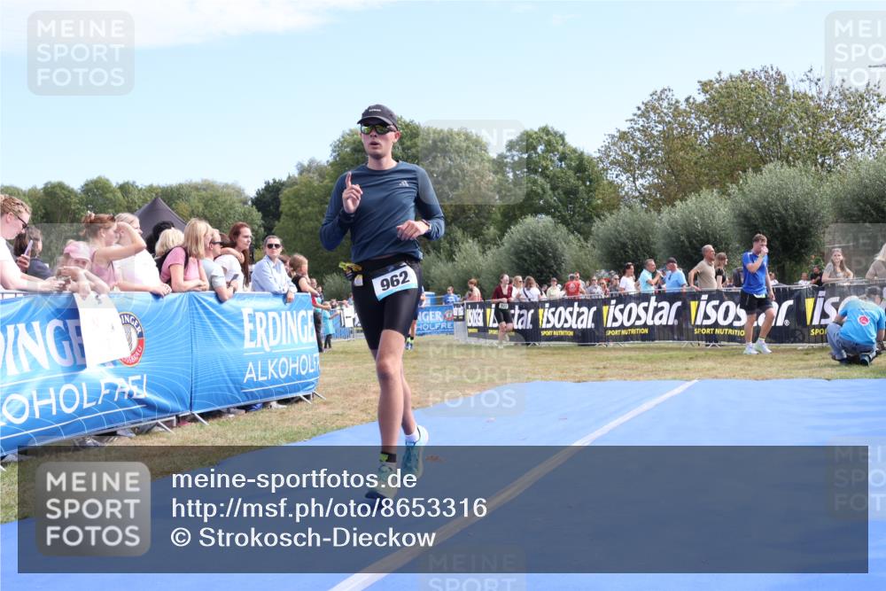31.08.2025 - Elbe Triathlon Hamburg Strokosch-Dieckow http://msf.ph/oto/8653316 31.08.2025 11:21:38 Ziel 962, 975, 1060 meine-sportfotos.de