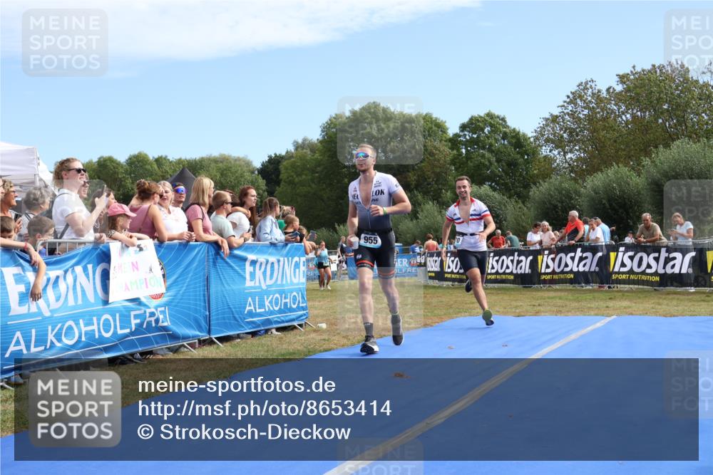 31.08.2025 - Elbe Triathlon Hamburg Strokosch-Dieckow http://msf.ph/oto/8653414 31.08.2025 11:23:41 Ziel 955, 970 meine-sportfotos.de