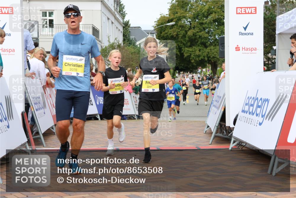 31.08.2025 - 21. Blankeneser Heldenlauf Strokosch-Dieckow http://msf.ph/oto/8653508 31.08.2025 10:25:55 Ziel 2342, 2472, 2070, 2241, 2243 meine-sportfotos.de