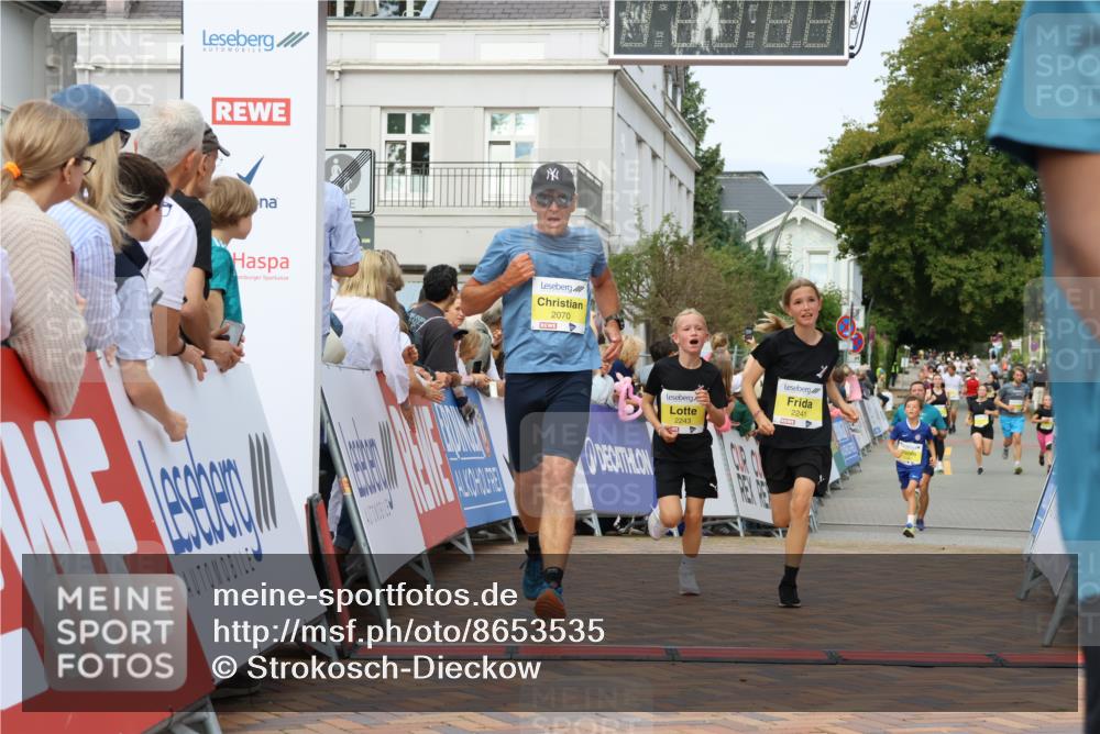 31.08.2025 - 21. Blankeneser Heldenlauf Strokosch-Dieckow http://msf.ph/oto/8653535 31.08.2025 10:25:54 Ziel 2342, 2472, 2070, 2241, 2243 meine-sportfotos.de