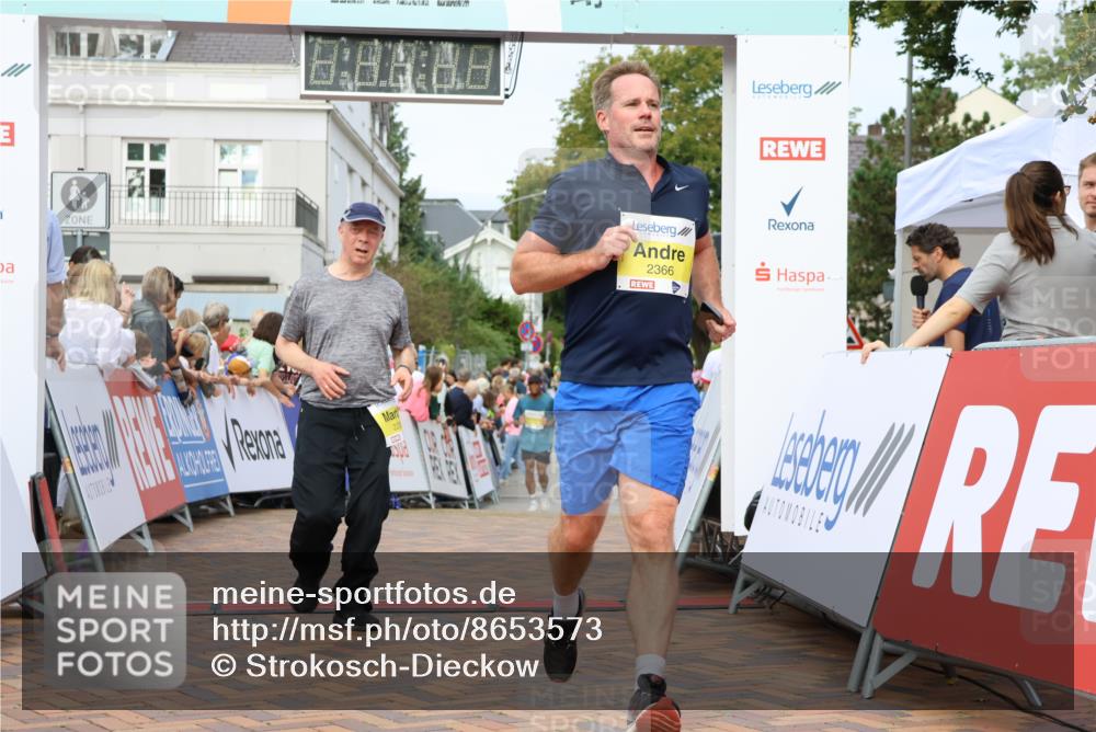 31.08.2025 - 21. Blankeneser Heldenlauf Strokosch-Dieckow http://msf.ph/oto/8653573 31.08.2025 10:25:42 Ziel 2410, 2742, 2366, 2235, 2726 meine-sportfotos.de