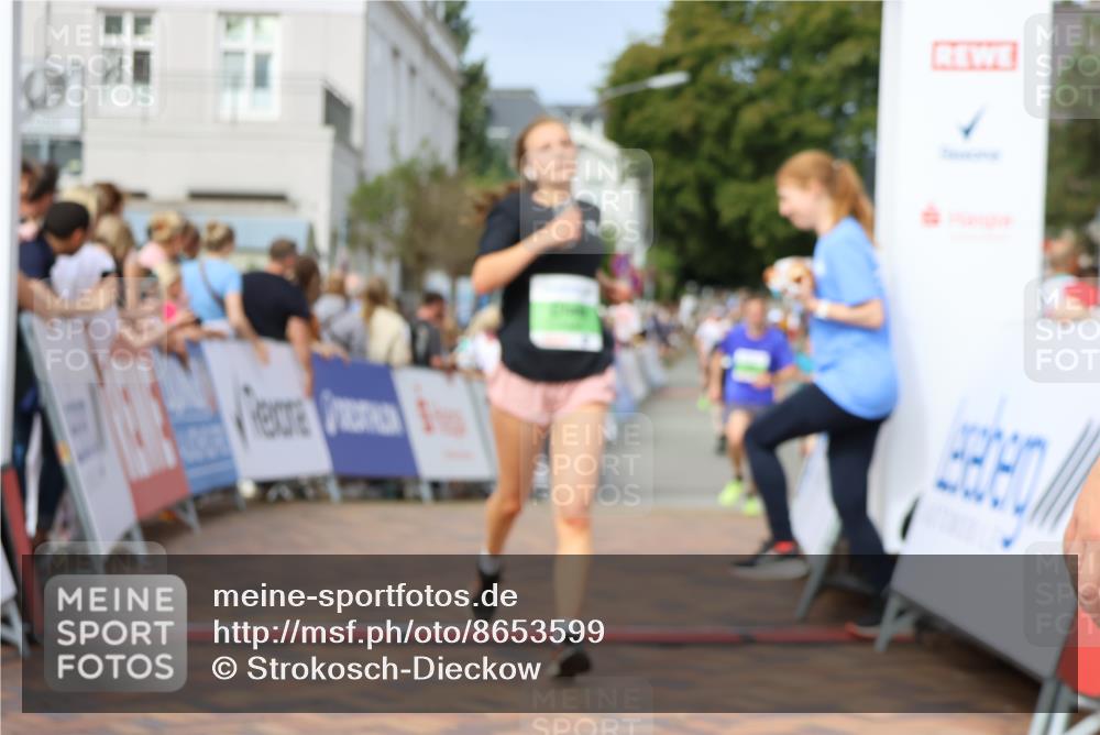 31.08.2025 - 21. Blankeneser Heldenlauf Strokosch-Dieckow http://msf.ph/oto/8653599 31.08.2025 11:07:30 Ziel 3483, 3562, 3323, 3516 meine-sportfotos.de