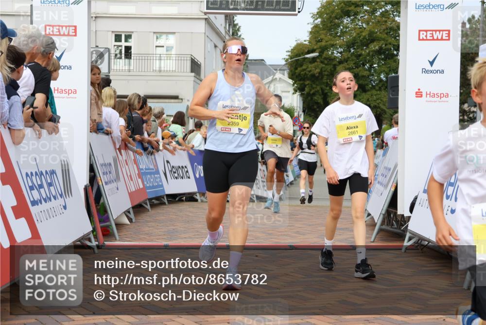 31.08.2025 - 21. Blankeneser Heldenlauf Strokosch-Dieckow http://msf.ph/oto/8653782 31.08.2025 10:25:11 Ziel 2641, 2357, 2183, 2717, 2285, 2286, 2331, 2053, 2359, 2661 meine-sportfotos.de