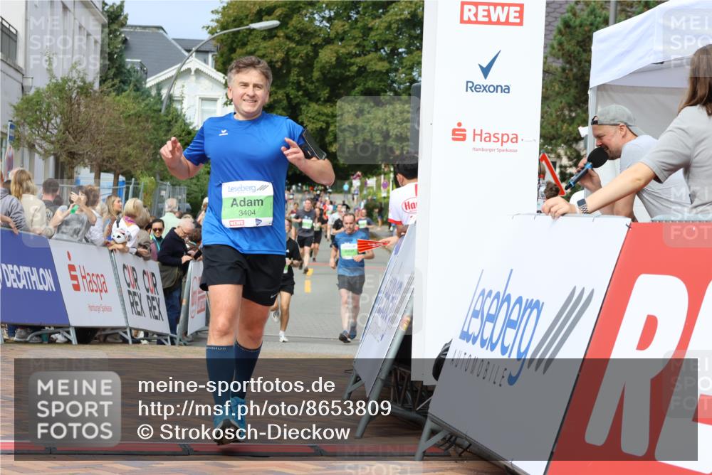 31.08.2025 - 21. Blankeneser Heldenlauf Strokosch-Dieckow http://msf.ph/oto/8653809 31.08.2025 11:07:05 Ziel 3377, 3322, 3404 meine-sportfotos.de