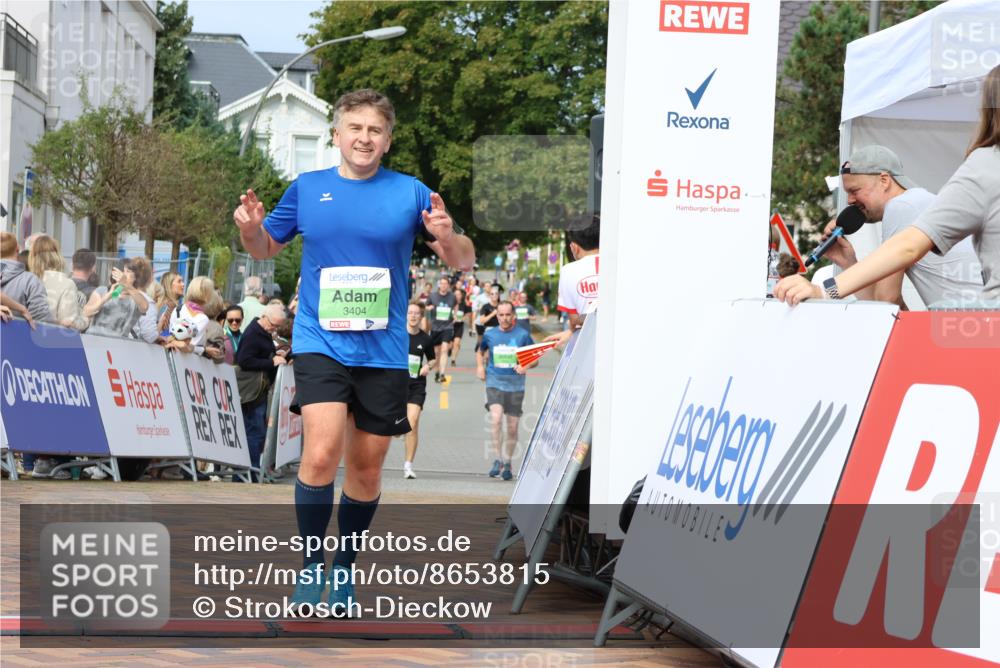 31.08.2025 - 21. Blankeneser Heldenlauf Strokosch-Dieckow http://msf.ph/oto/8653815 31.08.2025 11:07:05 Ziel 3377, 3322, 3404 meine-sportfotos.de