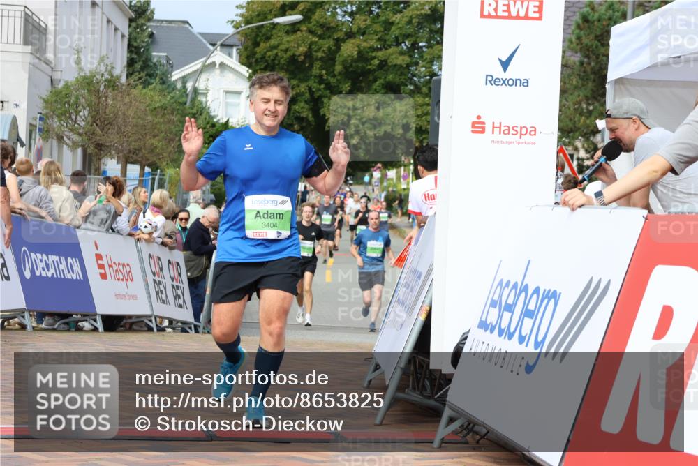 31.08.2025 - 21. Blankeneser Heldenlauf Strokosch-Dieckow http://msf.ph/oto/8653825 31.08.2025 11:07:05 Ziel 3377, 3322, 3404 meine-sportfotos.de