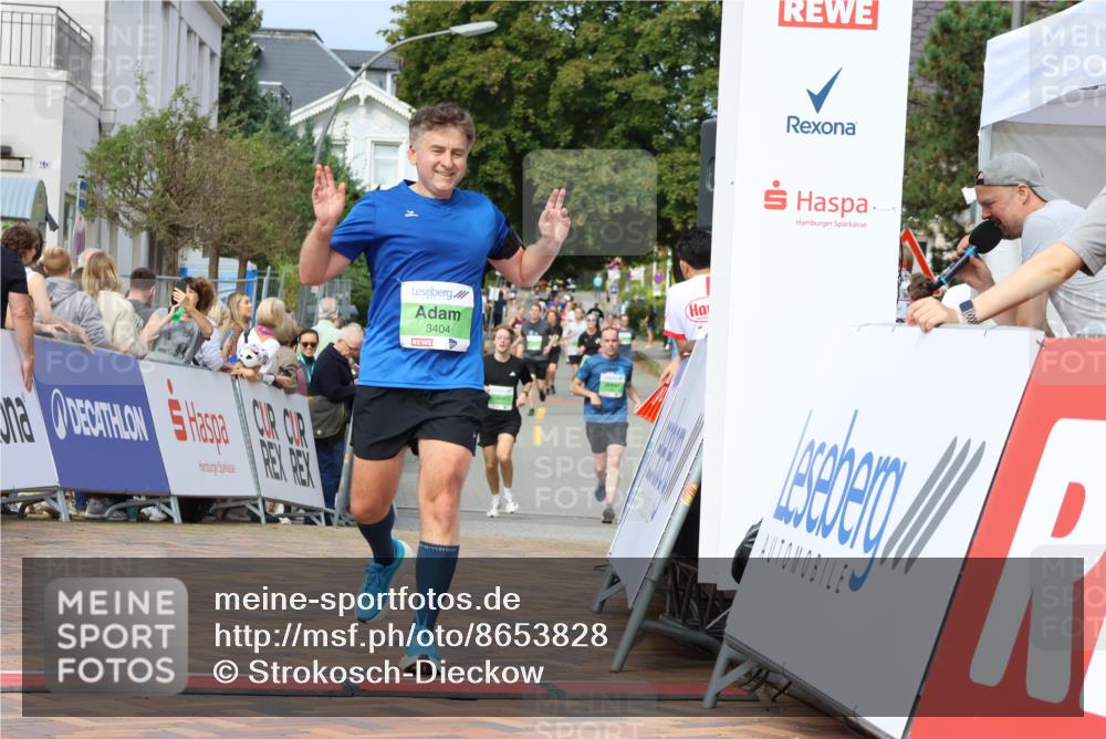 31.08.2025 - 21. Blankeneser Heldenlauf Strokosch-Dieckow http://msf.ph/oto/8653828 31.08.2025 11:07:05 Ziel 3377, 3322, 3404 meine-sportfotos.de
