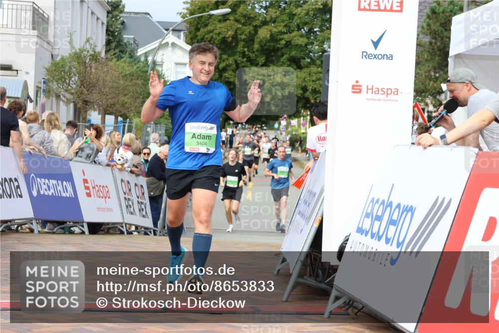 31.08.2025 - 21. Blankeneser Heldenlauf Strokosch-Dieckow http://msf.ph/oto/8653833 31.08.2025 11:07:05 Ziel 3377, 3322, 3404 meine-sportfotos.de