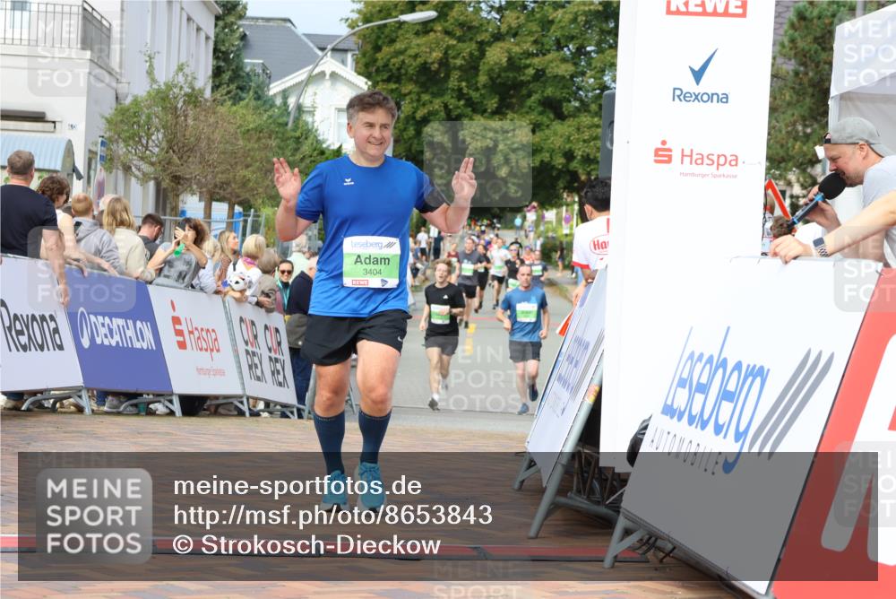 31.08.2025 - 21. Blankeneser Heldenlauf Strokosch-Dieckow http://msf.ph/oto/8653843 31.08.2025 11:07:05 Ziel 3377, 3322, 3404 meine-sportfotos.de