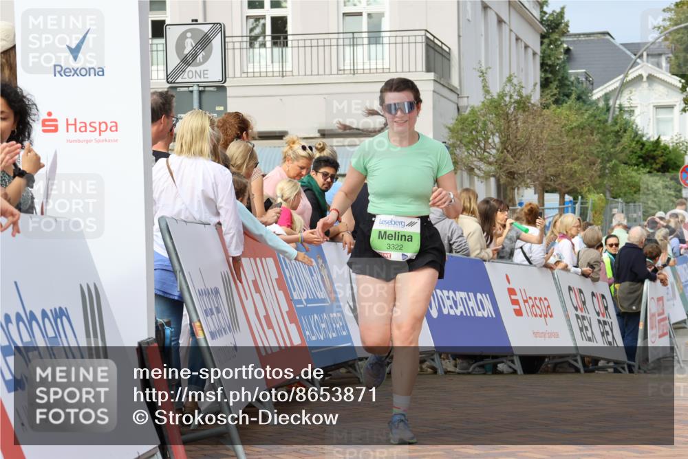 31.08.2025 - 21. Blankeneser Heldenlauf Strokosch-Dieckow http://msf.ph/oto/8653871 31.08.2025 11:07:01 Ziel 3377, 3322, 3404 meine-sportfotos.de