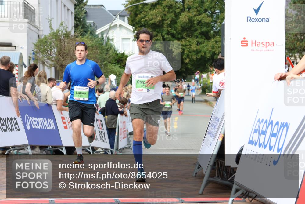 31.08.2025 - 21. Blankeneser Heldenlauf Strokosch-Dieckow http://msf.ph/oto/8654025 31.08.2025 11:06:15 Ziel 3305, 3554 meine-sportfotos.de