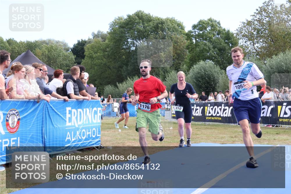 31.08.2025 - Elbe Triathlon Hamburg Strokosch-Dieckow http://msf.ph/oto/8654132 31.08.2025 11:31:47 Ziel 910, 1059, 1176 meine-sportfotos.de