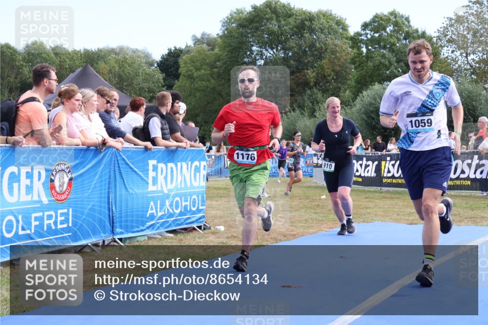 31.08.2025 - Elbe Triathlon Hamburg Strokosch-Dieckow http://msf.ph/oto/8654134 31.08.2025 11:31:47 Ziel 910, 1059, 1176 meine-sportfotos.de