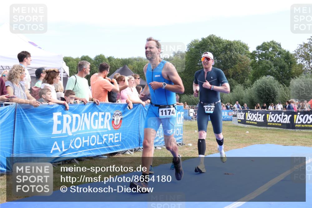 31.08.2025 - Elbe Triathlon Hamburg Strokosch-Dieckow http://msf.ph/oto/8654180 31.08.2025 11:32:31 Ziel 654, 1174, 1222 meine-sportfotos.de