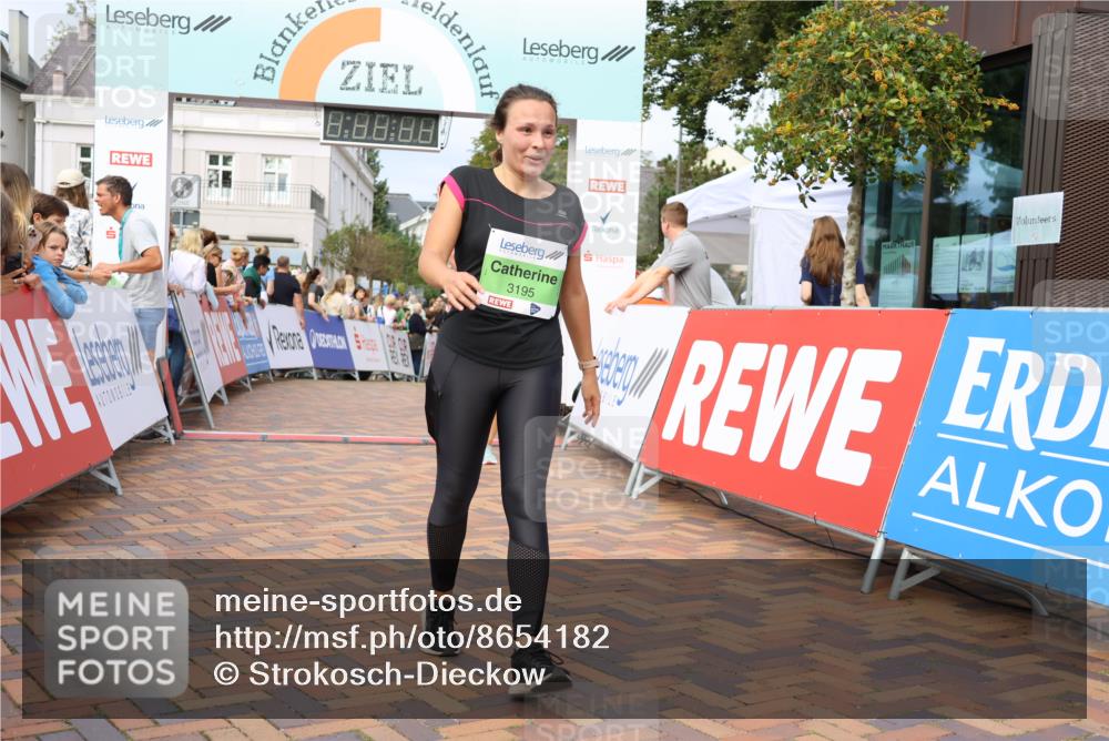 31.08.2025 - 21. Blankeneser Heldenlauf Strokosch-Dieckow http://msf.ph/oto/8654182 31.08.2025 11:05:10 Ziel 3195, 3430, 3259 meine-sportfotos.de