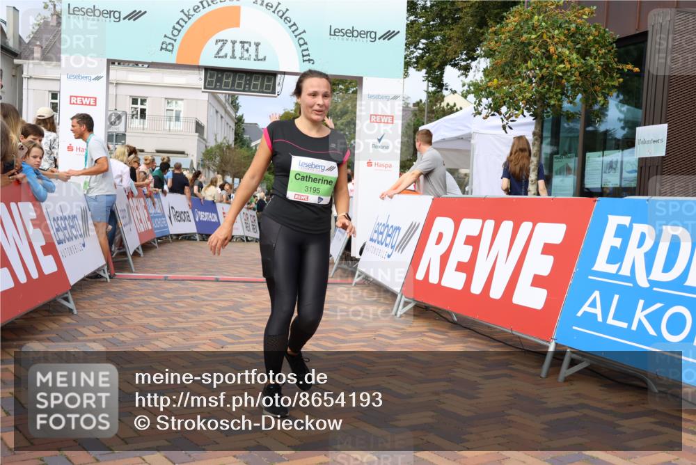 31.08.2025 - 21. Blankeneser Heldenlauf Strokosch-Dieckow http://msf.ph/oto/8654193 31.08.2025 11:05:10 Ziel 3195, 3430, 3259 meine-sportfotos.de