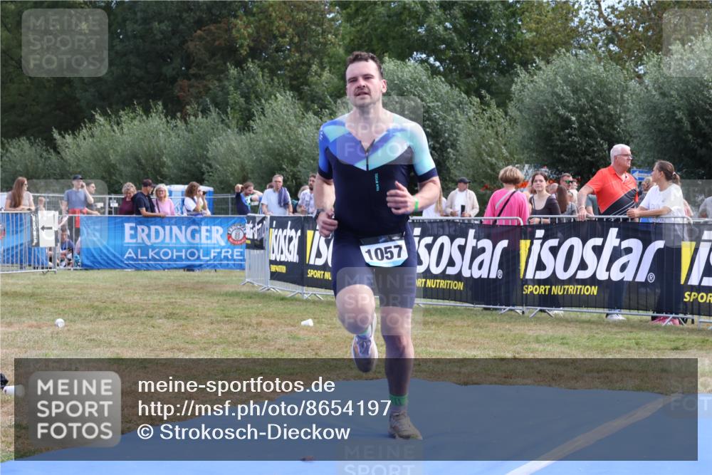 31.08.2025 - Elbe Triathlon Hamburg Strokosch-Dieckow http://msf.ph/oto/8654197 31.08.2025 11:32:57 Ziel 1057, 1266 meine-sportfotos.de