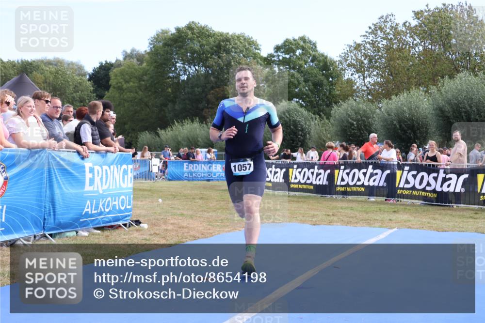 31.08.2025 - Elbe Triathlon Hamburg Strokosch-Dieckow http://msf.ph/oto/8654198 31.08.2025 11:32:58 Ziel 1057 meine-sportfotos.de