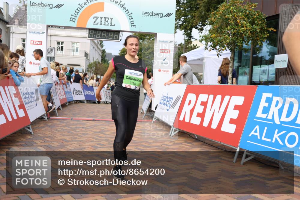 31.08.2025 - 21. Blankeneser Heldenlauf Strokosch-Dieckow http://msf.ph/oto/8654200 31.08.2025 11:05:10 Ziel 3195, 3430, 3259 meine-sportfotos.de