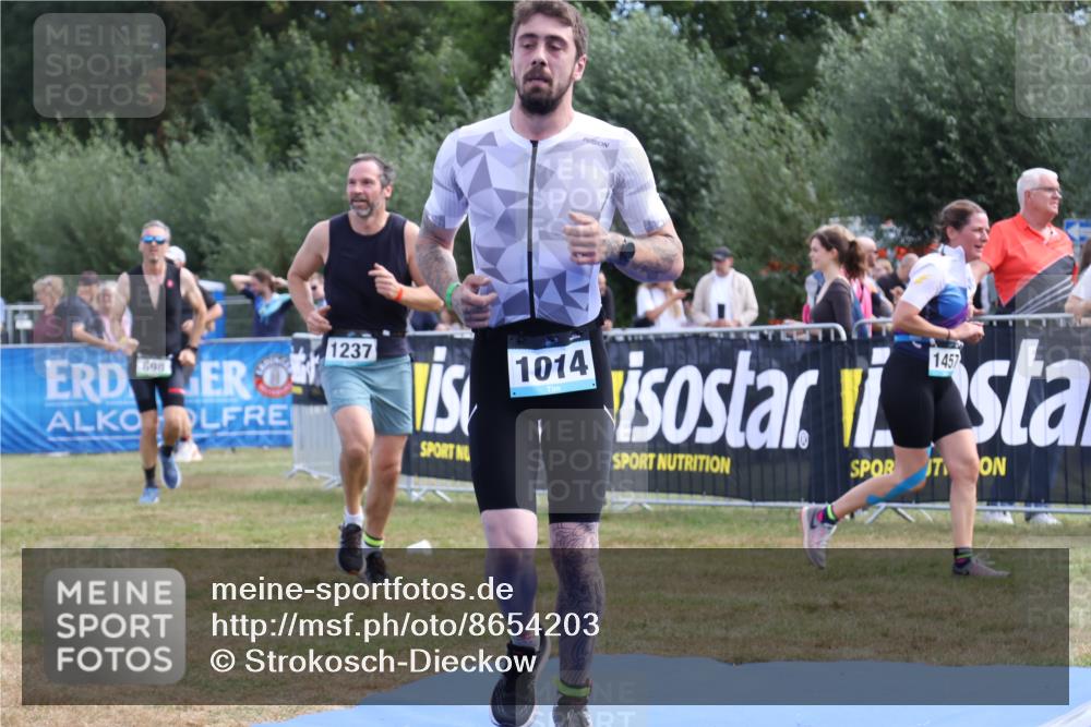 31.08.2025 - Elbe Triathlon Hamburg Strokosch-Dieckow http://msf.ph/oto/8654203 31.08.2025 11:33:06 Ziel 698, 1014, 1237 meine-sportfotos.de