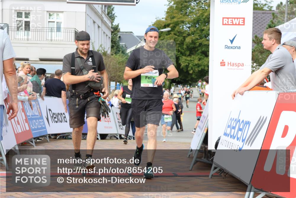 31.08.2025 - 21. Blankeneser Heldenlauf Strokosch-Dieckow http://msf.ph/oto/8654205 31.08.2025 11:05:06 Ziel 3195, 3430, 3259 meine-sportfotos.de